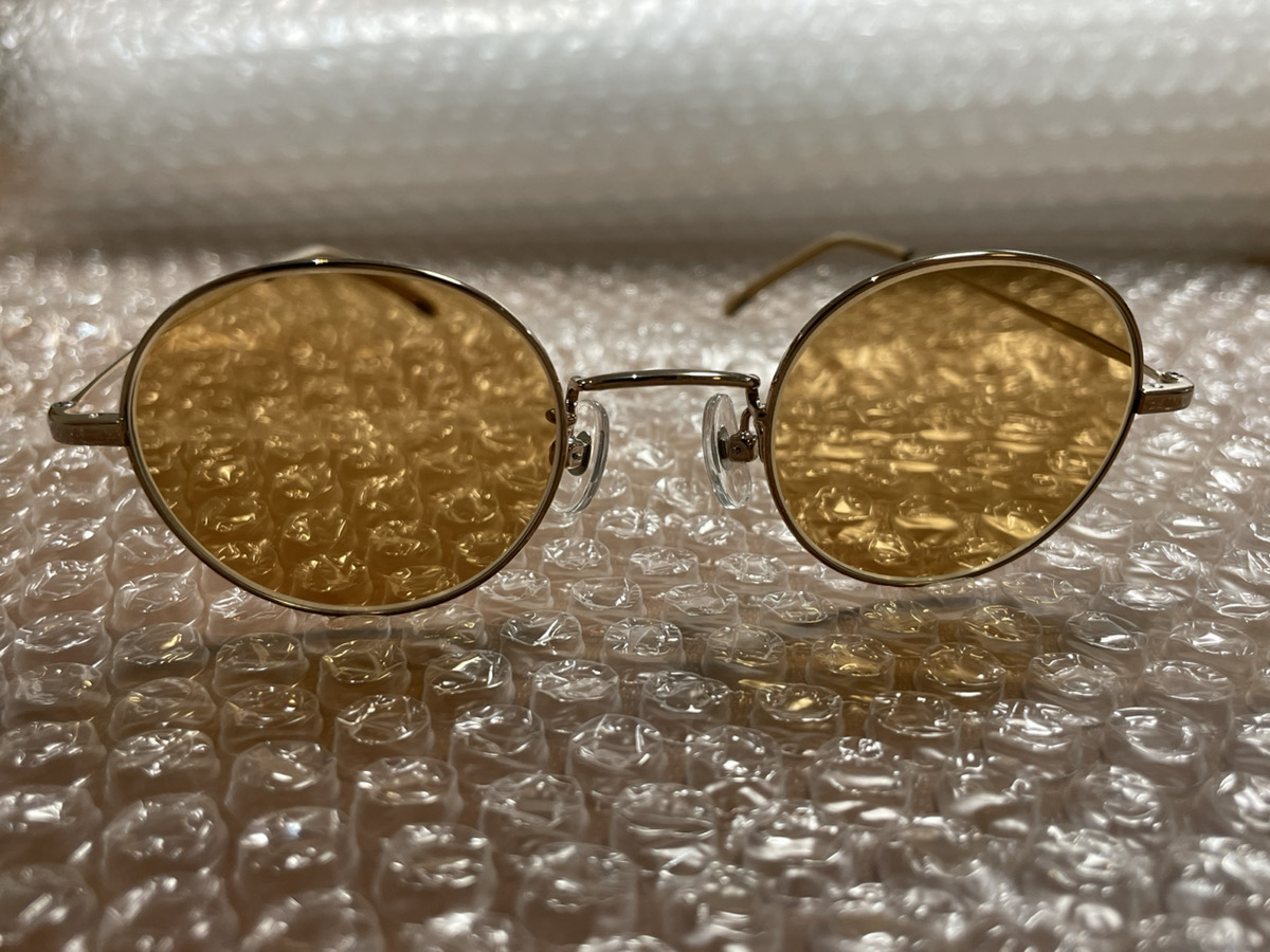 イノチグラスのオレンジ・ゴールド・シルバーの3種類を組み合わせたレンズのメガネ
